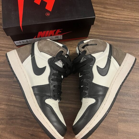 LIKE NEW JORDAN 1 HIGH MOCHA SNEAKERS SZ 4Y / 5.5W - Picture 7 of 7